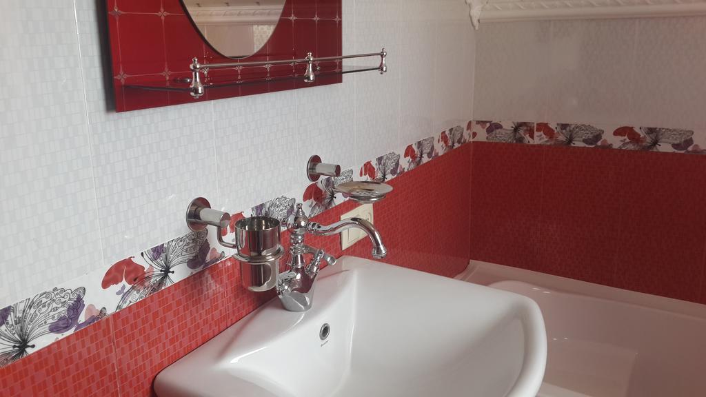 Edemi Hotel Kutaisi Ngoại thất bức ảnh